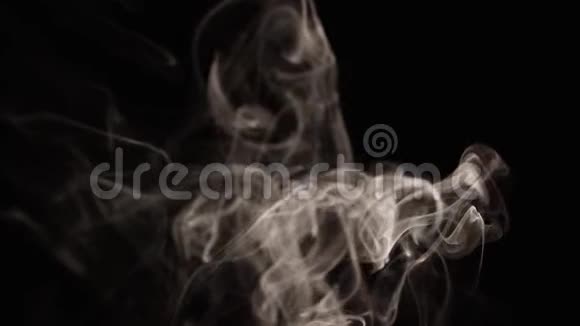 白色烟雾在孤立的黑色背景缓慢的运动视频的预览图