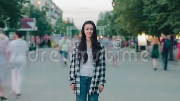 在大城市的步行街上把漂亮的学生微笑的时光缩短视频的预览图
