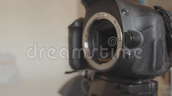 一个人的手把镜头系在照相机上将镜头连接到相机支架上连接照片的特写镜头视频的预览图