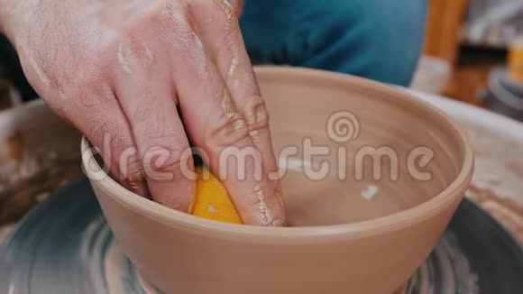 一个用海绵做陶工的泥人视频的预览图
