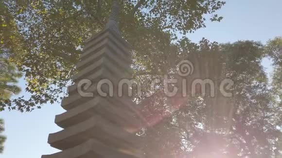 日本石塔上的太阳光束透视视频的预览图