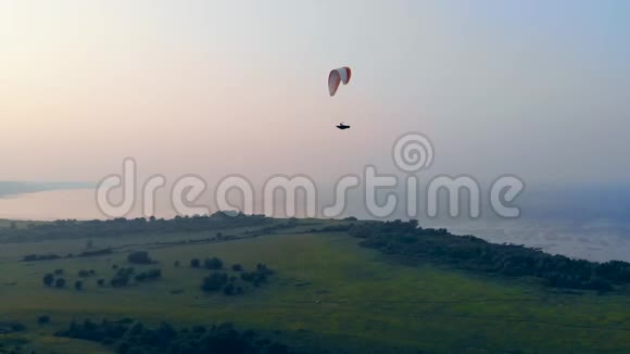 运动员与滑翔伞漂浮在天空空中滑翔伞视频的预览图