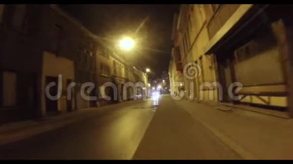 晚上在城里骑自行车视频的预览图
