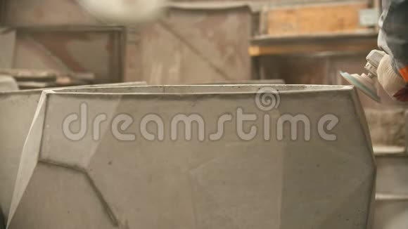 混凝土行业用磨床抛光一个大的混凝土图形视频的预览图