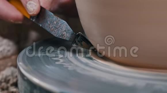 使用油灰刀与锅一起工作的人陶工在底部做一个锋利的边框视频的预览图