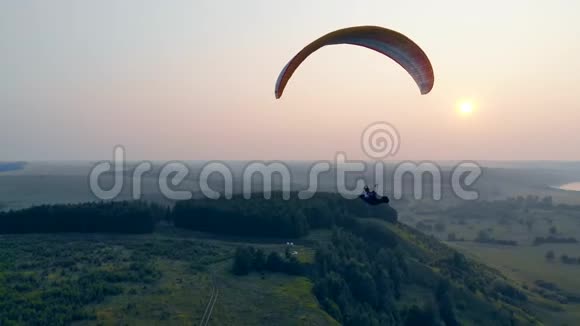 职业运动员与滑翔伞高空飞行滑翔伞动作极限运动理念视频的预览图