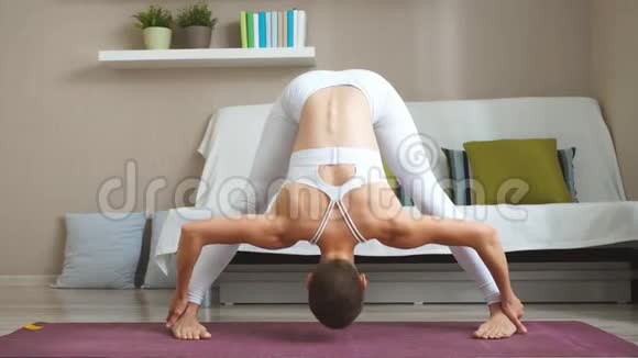高级瑜伽姿势由短发白种人女孩在浅色背景下展示视频的预览图