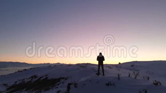 人控制射击无人机美丽的雪景冬季高加索日落视频的预览图