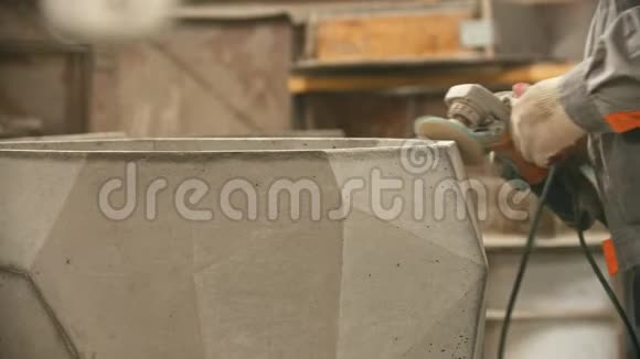 混凝土行业工人用磨床抛光一个大混凝土图形视频的预览图