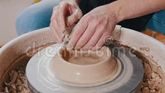 一个陶工用粘土雕刻出一个陶罐视频的预览图