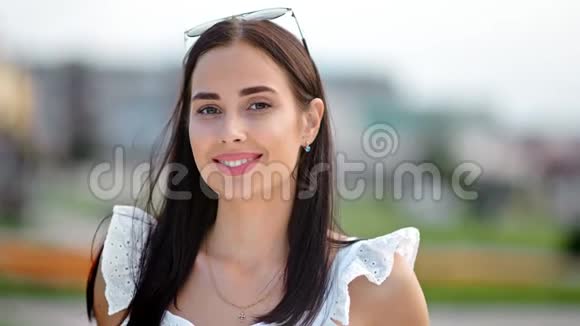 一位美丽的欧洲黑发女子张开嘴露出牙齿脸上洋溢着笑容视频的预览图