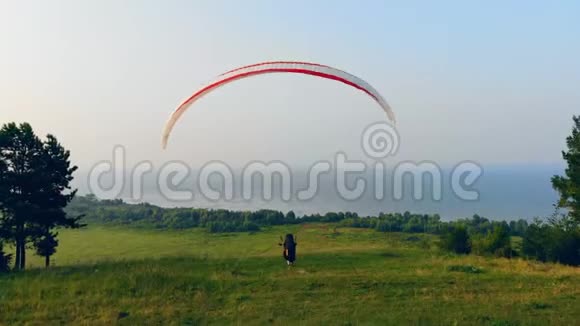 滑翔伞开始飞行滑翔伞动作极限运动理念视频的预览图