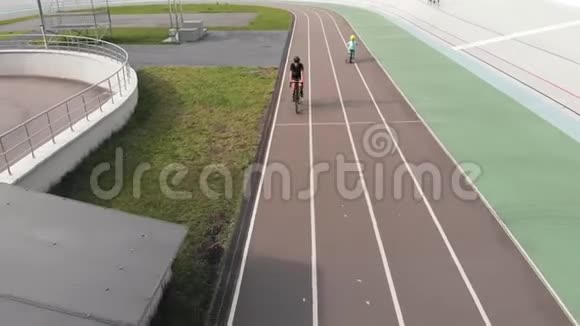 基辅的维罗德里姆的无人机镜头年轻的女自行车运动员骑在自行车赛道上孩子正在骑自行车v培训视频的预览图