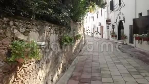 位于塞浦路斯岛Kyrenia附近的一个小村庄或城镇的Bellapais街一个受欢迎的旅游目的地视频的预览图