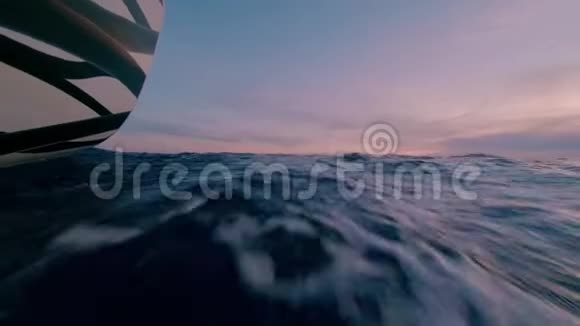 帆船游艇上粉红色日出或日落视频的预览图