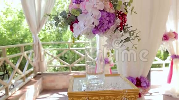 婚礼的设计元素玻璃花瓶里的一束鲜花和兰花视频的预览图