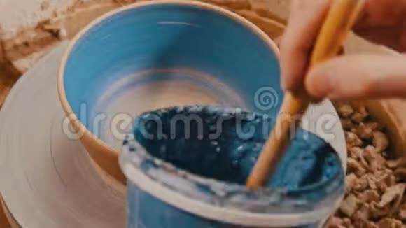 用刷子画一个蓝色的烤纺壶视频的预览图