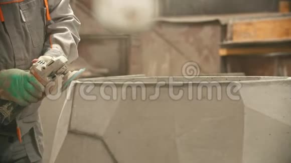 混凝土行业穿防护服的工人用磨床抛光一个大的混凝土项目视频的预览图