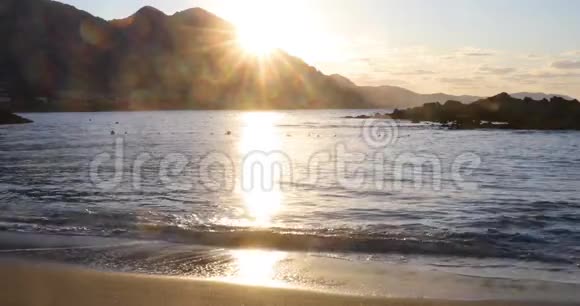 美丽的日落在海面上溅起浪花塞浦路斯岛上的海景太阳飞过凯里尼亚山脉4k视频的预览图