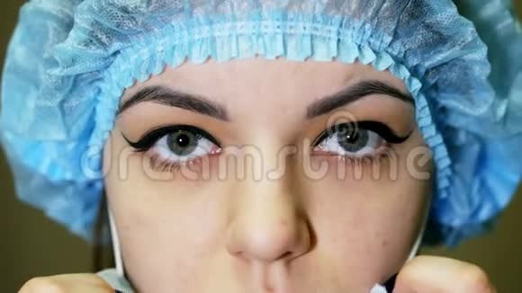 女医生的肖像戴上手术面具准备手术视频的预览图