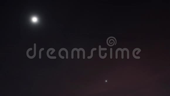 延时夜视频月亮和星星在云间划过天空视频的预览图
