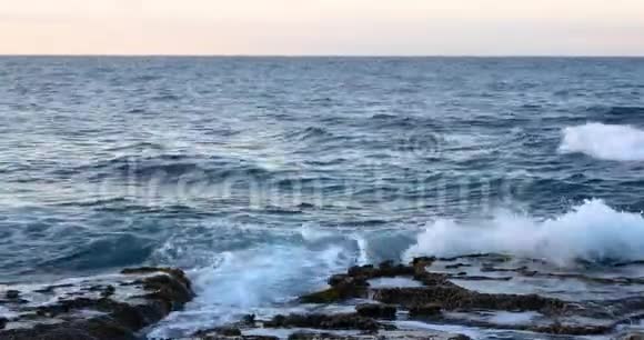 日落时有飞溅的波浪的地中海塞浦路斯岛上的海景4k视频4096X2160视频的预览图