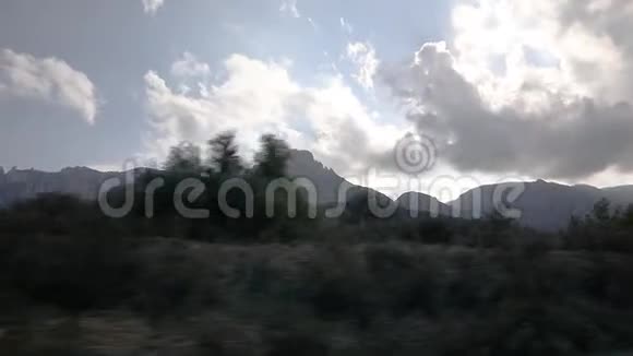 塞浦路斯岛北岸的凯里尼亚或五指山脉高速公路的山景视频的预览图