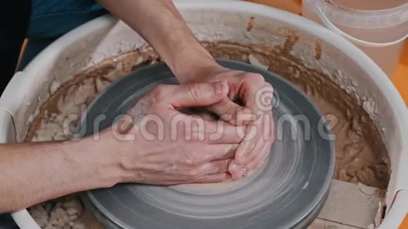一个人工陶工慢慢地形成一块粘土视频的预览图
