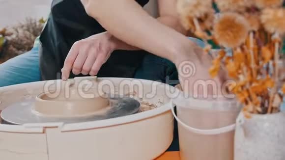 陶器工艺陶工车轮上的泥块视频的预览图