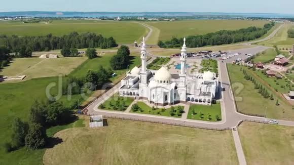 空中俯瞰白色清真寺清真寺湖和森林的俯视图俄罗斯博尔加2019年06月08日视频的预览图