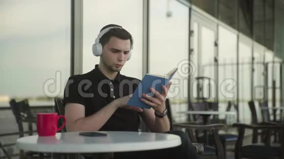 坐在公园咖啡馆里看书的帅哥视频的预览图