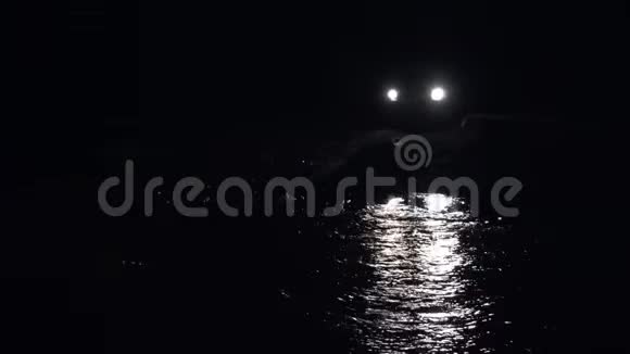 越野车坠入水中穿过河流视频的预览图