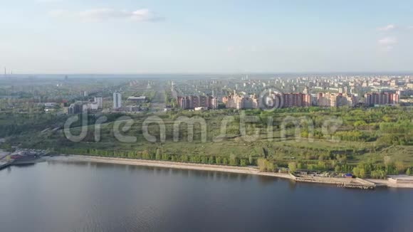 夏季在托格利亚蒂市的伏尔加河上360度淘沙视频的预览图