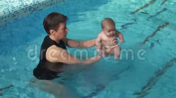 带着孩子在游泳池里教练视频的预览图