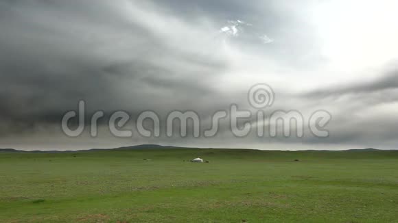 中亚草原上的白色蒙古包视频的预览图