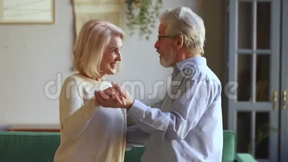客厅里有一对正在跳舞的老年夫妇视频的预览图