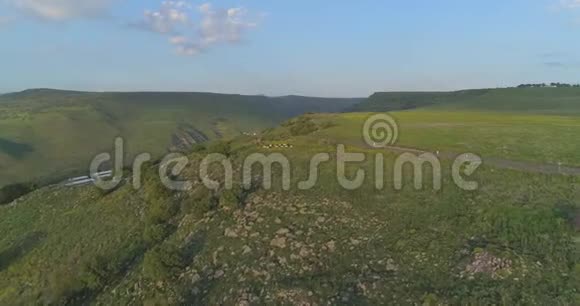 在以色列北部的戈兰高地和泰伯里亚上空的空中射击开阔的田野上面有绿色的风景和群山视频的预览图
