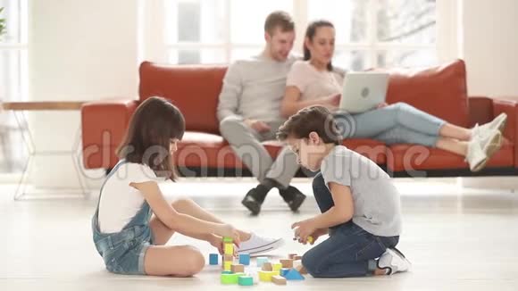 孩子们玩玩具积木坐在温暖的地板上视频的预览图