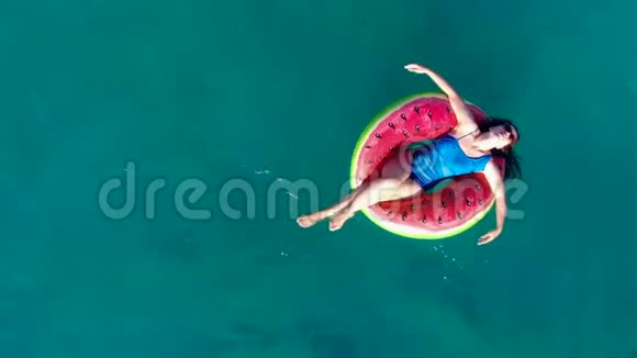 一个女人在海面上漂浮着一个橡胶圈视频的预览图
