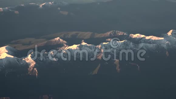 这个季节第一次降雪到山上视频的预览图