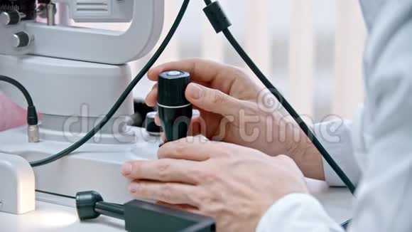 眼科医生医生正在用杠杆控制设备视频的预览图