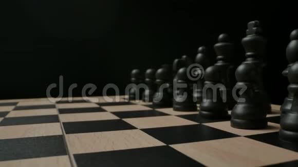 黑白棋盘上的黑色棋子宽宏大量的小车视频的预览图