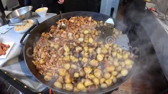 拉脱维亚里加市街头美食节烤土豆视频的预览图