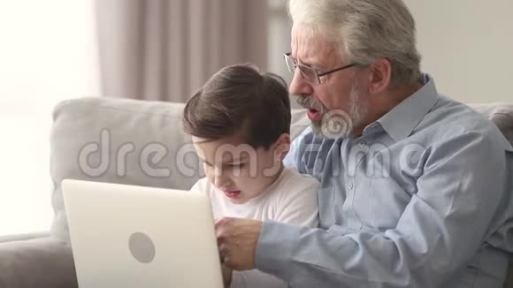 小孙子教爷爷如何使用笔记本电脑视频的预览图