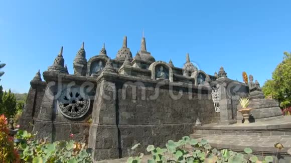 印度尼西亚巴厘岛梵天维哈拉阿拉姆神庙的内部部分巴厘旅行概念视频的预览图