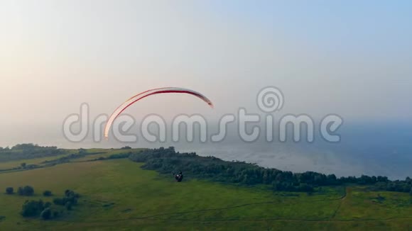 运动员用一个大滑翔机在天空中飞行滑翔伞动作极限运动理念视频的预览图