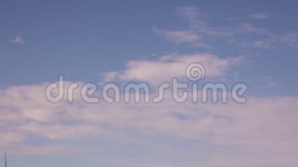 4在蓝天上飘浮着淡淡的羽毛云视频的预览图
