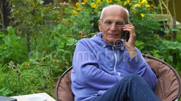 退休男子打电话调节眼镜动作缓慢视频的预览图