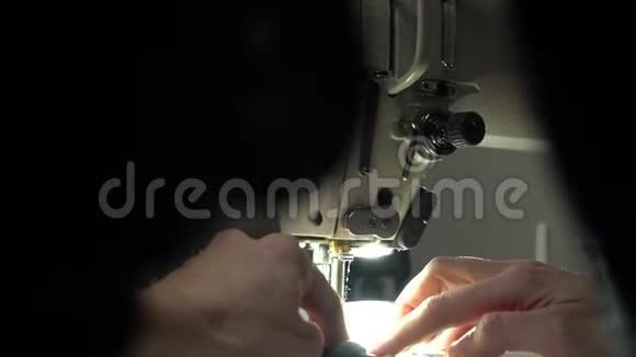 在缝纫机上裁剪手工制作制造商或艺术品背景的概念视频的预览图