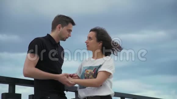 一对幸福的年轻夫妇在公园里共度时光的画像视频的预览图
